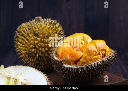 Lai oder Elai Frucht, eine der Borneo endemischen Früchte. Familie mit Durian- oder Durio-Früchten. Dunkles Stimmungsfoto mit hölzernem Hintergrund. Stockfoto