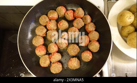 Hausgemachte Fleischbällchen kochen langsam in der Pfanne Stockfoto