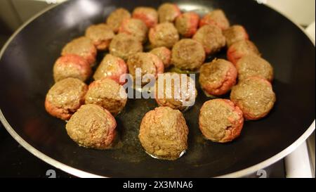Hausgemachte Fleischbällchen kochen langsam in der Pfanne Stockfoto