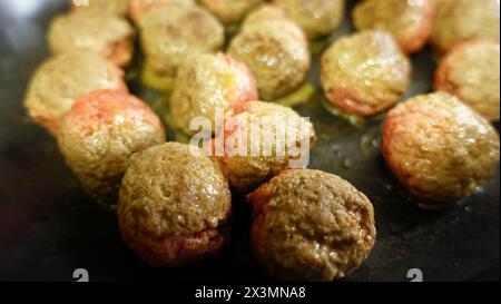 Hausgemachte Fleischbällchen kochen langsam in der Pfanne Stockfoto