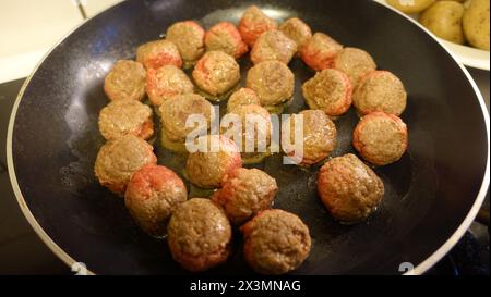Hausgemachte Fleischbällchen kochen langsam in der Pfanne Stockfoto
