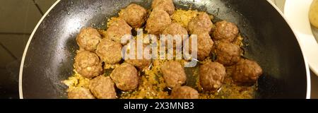 Hausgemachte Fleischbällchen kochen langsam in der Pfanne Stockfoto