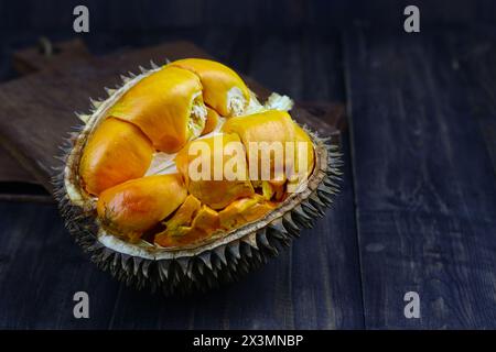 Lai oder Elai Frucht, eine der Borneo endemischen Früchte. Familie mit Durian- oder Durio-Früchten. Dunkles Stimmungsfoto mit hölzernem Hintergrund. Stockfoto