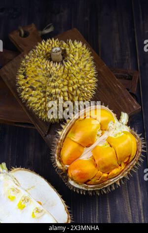 Lai oder Elai Frucht, eine der Borneo endemischen Früchte. Familie mit Durian- oder Durio-Früchten. Dunkles Stimmungsfoto mit hölzernem Hintergrund. Stockfoto