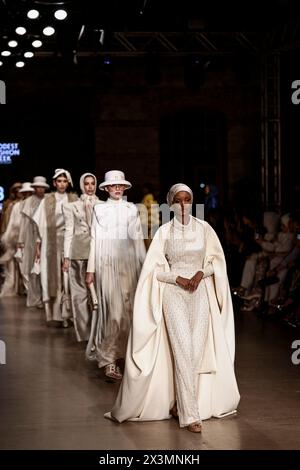 Istanbul, Türkei. April 2024. Modelle mit Halima Aden (vorne), die auf dem Weg nach Buttonschals sind. Am zweiten Tag der Istanbul Modest Fashion Week 2024 präsentierten die australische Marke Akkoia, die ägyptische MRGD und die indonesischen Buttonschals ihre Kollektionen auf der letzten exklusiven Modeschau der Istanbul Modest Fashion Week 2024 in der Fisekhane Gallery, Istanbul. Quelle: SOPA Images Limited/Alamy Live News Stockfoto