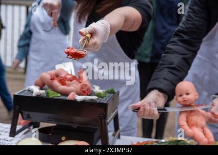 London, Großbritannien. April 2024. (HINWEIS DER REDAKTION: Bild enthält Grafikinhalte)Demonstrator stellt ein Stück der Babypuppe bereit, das das Babytier während der Demonstration symbolisiert. Radikal nett ist vegane Organisation. Sie glauben an Tierrechte und wollen dem Leiden der Tiere Einhalt Gebieten. Sie veranstalteten einen Protest vor der Tate Modern in London, um den Menschen klar zu machen, dass sie sehr oft Babytiere essen. (Foto: Krisztian Elek/SOPA Images/SIPA USA) Credit: SIPA USA/Alamy Live News Stockfoto