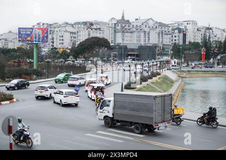 Straßenblick auf Dalat Stadtzentrum Vietnam. In Vietnam ist da Lat ein beliebtes Touristenziel. Straße von Dalat. Wohnungen und Touristenattraktionen Stockfoto