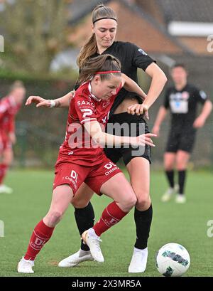 Zulte, Belgien. April 2024. Lisa Lefere (7) von Zulte-Waregem und Marie Bougard (10) von Woluwe, die während eines Frauenfußballspiels zwischen SV Zulte - Waregem und White Star Woluwe am 5. Spieltag in den Play-offs der Saison 2023 - 2024 der Belgischen Lotto Womens Super League gezeigt wurden, am Samstag, 27. April 2024 in Zulte, BELGIEN. Quelle: Sportpix/Alamy Live News Stockfoto