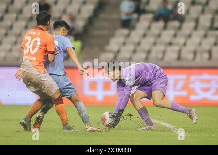 Der Qingdao Hainiu Football Club besiegte den Shenzhen Peng City Football Club mit 3-1 in der achten Runde der Chinesischen Super League (CSL) 2024 in Shenzhen Stockfoto