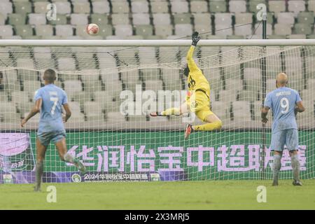 Der Qingdao Hainiu Football Club besiegte den Shenzhen Peng City Football Club mit 3-1 in der achten Runde der Chinesischen Super League (CSL) 2024 in Shenzhen Stockfoto