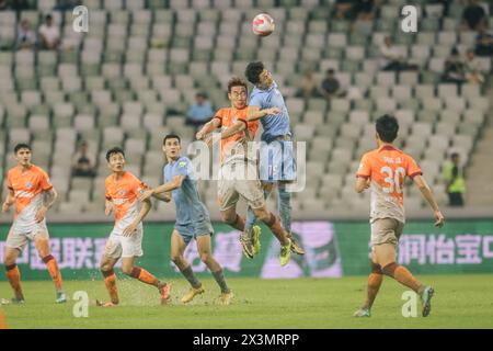 Der Qingdao Hainiu Football Club besiegte den Shenzhen Peng City Football Club mit 3-1 in der achten Runde der Chinesischen Super League (CSL) 2024 in Shenzhen Stockfoto