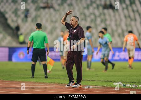 Der Qingdao Hainiu Football Club besiegte den Shenzhen Peng City Football Club mit 3-1 in der achten Runde der Chinesischen Super League (CSL) 2024 in Shenzhen Stockfoto