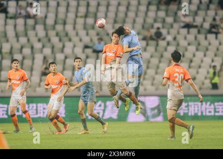 Der Qingdao Hainiu Football Club besiegte den Shenzhen Peng City Football Club mit 3-1 in der achten Runde der Chinesischen Super League (CSL) 2024 in Shenzhen Stockfoto