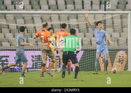 Der Qingdao Hainiu Football Club besiegte den Shenzhen Peng City Football Club mit 3-1 in der achten Runde der Chinesischen Super League (CSL) 2024 in Shenzhen Stockfoto