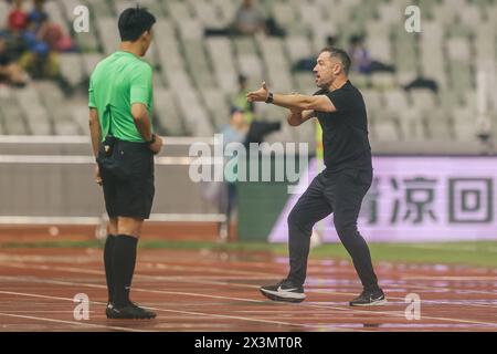 Der Qingdao Hainiu Football Club besiegte den Shenzhen Peng City Football Club mit 3-1 in der achten Runde der Chinesischen Super League (CSL) 2024 in Shenzhen Stockfoto