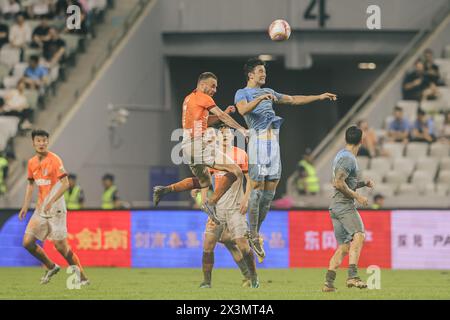 Der Qingdao Hainiu Football Club besiegte den Shenzhen Peng City Football Club mit 3-1 in der achten Runde der Chinesischen Super League (CSL) 2024 in Shenzhen Stockfoto
