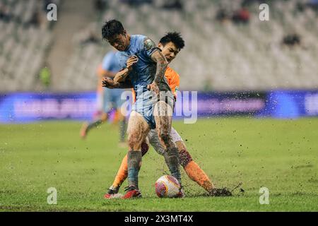 Der Qingdao Hainiu Football Club besiegte den Shenzhen Peng City Football Club mit 3-1 in der achten Runde der Chinesischen Super League (CSL) 2024 in Shenzhen Stockfoto