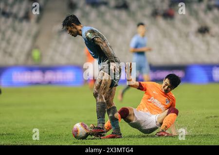 Der Qingdao Hainiu Football Club besiegte den Shenzhen Peng City Football Club mit 3-1 in der achten Runde der Chinesischen Super League (CSL) 2024 in Shenzhen Stockfoto