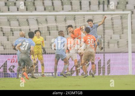 Der Qingdao Hainiu Football Club besiegte den Shenzhen Peng City Football Club mit 3-1 in der achten Runde der Chinesischen Super League (CSL) 2024 in Shenzhen Stockfoto