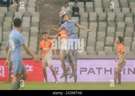 Der Qingdao Hainiu Football Club besiegte den Shenzhen Peng City Football Club mit 3-1 in der achten Runde der Chinesischen Super League (CSL) 2024 in Shenzhen Stockfoto