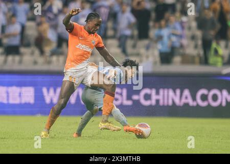 Der Qingdao Hainiu Football Club besiegte den Shenzhen Peng City Football Club mit 3-1 in der achten Runde der Chinesischen Super League (CSL) 2024 in Shenzhen Stockfoto