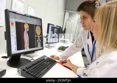 Behandlung von kraniospinalen und HNO mit IMRT intensitätsmodulierter Strahlentherapie, medizinische Physik, Bestrahlungsanwendung, Bildgebung, Onkologikoa Stockfoto