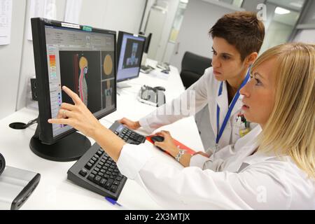 Behandlung von kraniospinalen und HNO mit IMRT intensitätsmodulierter Strahlentherapie, medizinische Physik, Bestrahlungsanwendung, Bildgebung, Onkologikoa Stockfoto