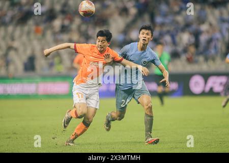 Der Qingdao Hainiu Football Club besiegte den Shenzhen Peng City Football Club mit 3-1 in der achten Runde der Chinesischen Super League (CSL) 2024 in Shenzhen Stockfoto