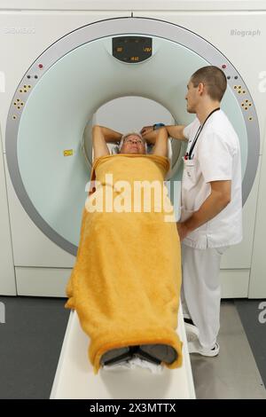 PET-CT Siemens Biograph, kombinierte Apparatur für Positronen-Emissions-Tomographie PET und Röntgen-Computertomographie CT, Nuklearmedizin, Onkologikoa Hospi Stockfoto