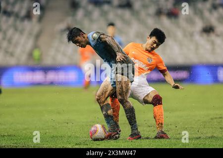 Der Qingdao Hainiu Football Club besiegte den Shenzhen Peng City Football Club mit 3-1 in der achten Runde der Chinesischen Super League (CSL) 2024 in Shenzhen Stockfoto