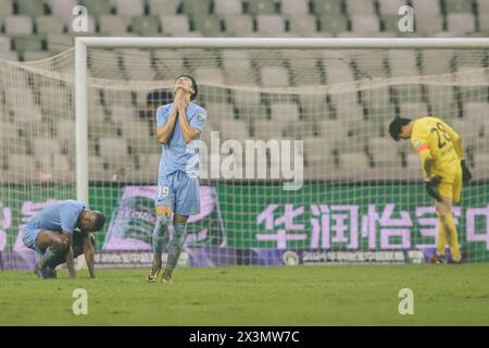 Der Qingdao Hainiu Football Club besiegte den Shenzhen Peng City Football Club mit 3-1 in der achten Runde der Chinesischen Super League (CSL) 2024 in Shenzhen Stockfoto