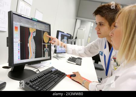 Behandlung von kraniospinalen und HNO mit IMRT intensitätsmodulierter Strahlentherapie, medizinische Physik, Bestrahlungsanwendung, Bildgebung, Onkologikoa Stockfoto