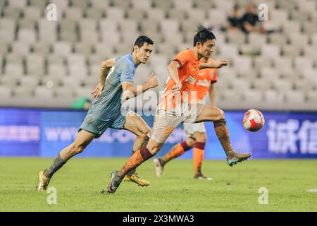 Der Qingdao Hainiu Football Club besiegte den Shenzhen Peng City Football Club mit 3-1 in der achten Runde der Chinesischen Super League (CSL) 2024 in Shenzhen Stockfoto