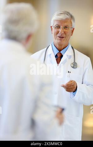 Ärzte mit Stethoskop und Tablette im Flur, Onkologikoa Hospital, Onkologisches Institut, Fallzentrum für Prävention, Diagnose und Behandlung von Canc Stockfoto