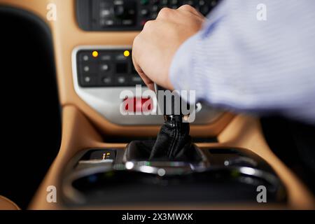 Hände, Mittelkonsole und Gang des Fahrzeugs zum Schalten, Getriebe und Gangwechsel bei Fahrt oder Fahrt. Auto, Stickshift und Person in Luxus Stockfoto