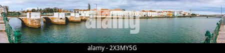 Zwei Brücken und Flussufer in Tavira, Portugal, Panoramablick. Stockfoto