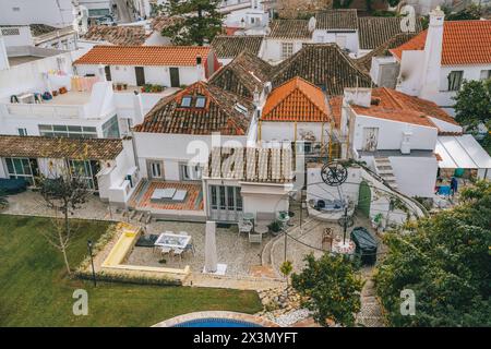 Tavira, Portugal, 8. Januar 2024. Blick aus der Vogelperspektive auf die Dächer von Tavira, Portugal, mit weiß getünchten Gebäuden, Kopfsteinpflasterhöfen und Garten-sp Stockfoto