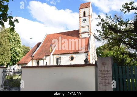 St. Martinskirche Gedenkstein vor Pfarrhof Pfarrei St. Martin-Papst Benedikt XVI Wohnort als Neupriester 1951 München 25.04.2024 Moosach München *** St. Martinskirche Gedenkstein vor Pfarrhof St. Martin Pfarrei Papst Benedikt XVI. Wohnort als neuer Priester 1951 München 25 04 2024 Moosach München Stockfoto