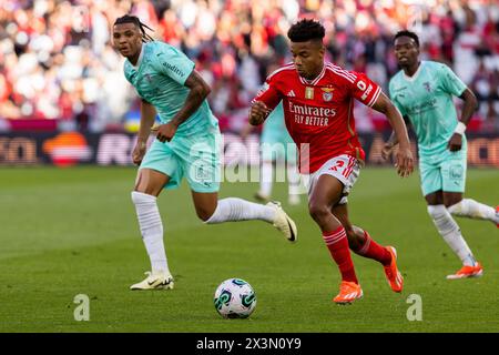 Lissabon, Portugal. April 2024. Cher Ndour (L) vom SC Braga, David NERES (C) vom SL Benfica und Alvaro Djalo (R) vom SC Braga wurden während des Liga Portugal Betclic Fußballspiels zwischen SL Benfica und SC Braga im Estadio da Luz Stadion gesehen. (Endnote: SL Benfica 3 - 1 SC Braga) Credit: SOPA Images Limited/Alamy Live News Stockfoto