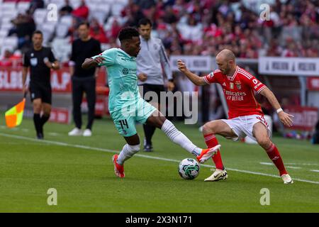 Lissabon, Portugal. April 2024. Alvaro Djalo (L) vom SC Braga und Fredrik Aursnes (R) von SL Benfica wurden während des Fußballspiels Liga Portugal Betclic zwischen SL Benfica und SC Braga im Stadion Estadio da Luz gesehen. (Endnote: SL Benfica 3 - 1 SC Braga) (Foto: Hugo Amaral/SOPA Images/SIPA USA) Credit: SIPA USA/Alamy Live News Stockfoto