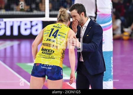 Florenz, Italien. April 2024. Joanna Wolosz von Prosecco Doc Imoco Conegliano und Cheftrainer von Prosecco Doc Imoco Conegliano Daniele Santarelli während des Playoffs - Finale - Savino Del Bene Scandicci vs Prosecco Doc Imoco Conegliano, Volleyball Italian Serie A1 Women Match in Florenz, Italien, 27. April 2024 Credit: Unabhängige Fotoagentur/Alamy Live News Stockfoto