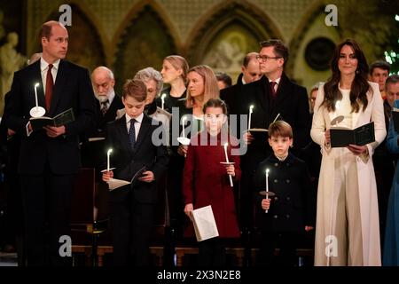 Aktenfoto vom 12/23 von (links nach rechts) der Prinz von Wales, Prinz George, Prinzessin Charlotte, Prinz Louis und die Prinzessin von Wales während der königlichen Weihnachtsfeier in der Westminster Abbey in London. Der Prinz und die Prinzessin von Wales feiern am Montag ihren 13. Hochzeitstag. Ausgabedatum: Sonntag, 28. April 2024. Stockfoto