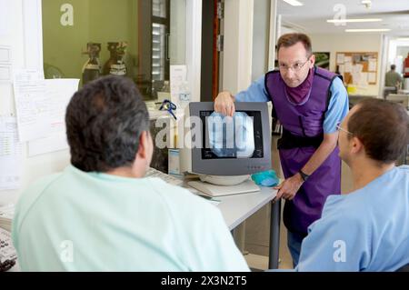 Implantation von ICD (Automatic Implantierbare Cardioverter Defibrillator), interventionelle und vaskuläre Radiologie, Hämodynamik. Krankenhaus Universitario Gr Stockfoto