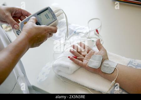 Rehabilitation, elektrische Stromzufuhr durch die Haut zur Schmerzlinderung. Krankenhaus Universitario de Gran Canaria Arzt Negrin, Las Palmas Stockfoto