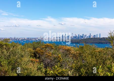 Panoramablick auf den Hafen von Sydney und die Skyline des Stadtzentrums von Sydney vom Friedhof der dritten Quarantäne auf North Head Manly, Sydney, NSW, Australien Stockfoto