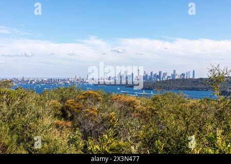 Panoramablick auf den Hafen von Sydney und die Skyline des Stadtzentrums von Sydney vom Friedhof der dritten Quarantäne auf North Head Manly, Sydney, NSW, Australien Stockfoto