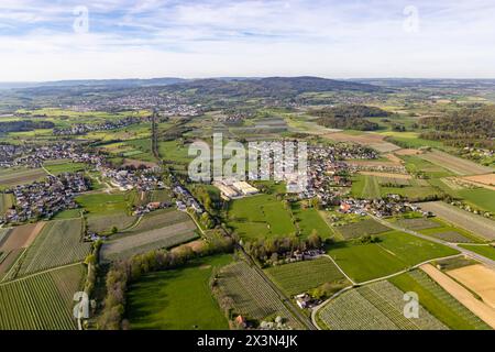 Flug im Zeppelin über den Bodensee von Friedrichshafen nach Meersburg, Hinterland des Bodensees bei Kluftern und Efrizweiler. // 14.04.2024: Friedrich Stockfoto