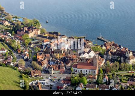 Flug im Zeppelin über den Bodensee bei Meersburg, Altstadt, Hafen und Schloss. // 14.04.2024: Meersburg, Baden-Württemberg, Deutschland, Europa *** Ze Stockfoto