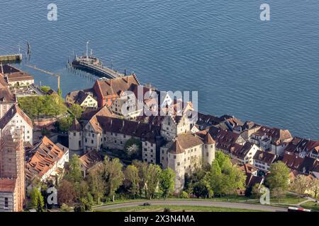 Flug im Zeppelin über den Bodensee bei Meersburg, Altstadt, Hafen und Schloss. // 14.04.2024: Meersburg, Baden-Württemberg, Deutschland, Europa *** Ze Stockfoto