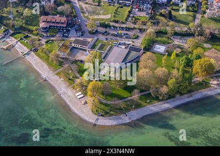 Flug im Zeppelin über den Bodensee bei Immenstaad, Strand und Hallenbad Aquastaad. // 14.04.2024: Immenstaad, Baden-Württemberg, Deutschland, Europa * Stockfoto